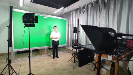 我校创客中心自助式微课录播室建成并投入使用，融合摄影扩印服务，赋能创新教育